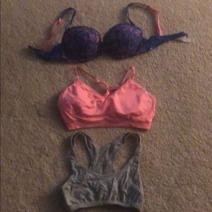 Pink bra 32 C good condition. ❗️plus 2 sport bras